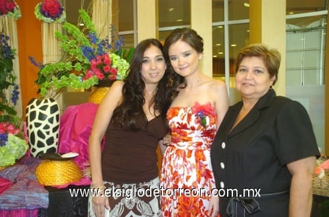 01072009 Sara Cruz Quintanilla en su despedida de soltera, la acompañan Sara Quintanilla Hernández y Sara Hernández Camacho.