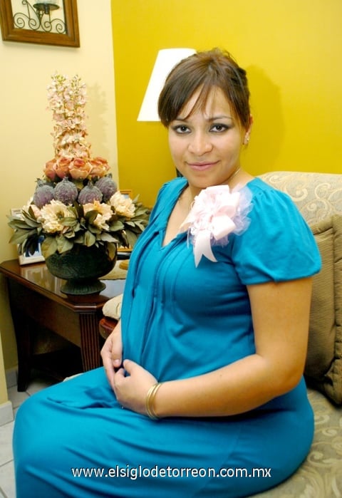 01072009 Alejandra González, se encuentra en espera de una niña.