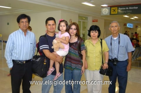 02072009 En plan de estudios se fue a Madrid, España, Roberto Carlos Robles, quien fue despedido por su esposa Ivonne de Robles, su hija Sara María, sus suegros Francisco y María Luisa Sifuentes, y su papá Roberto Robles.