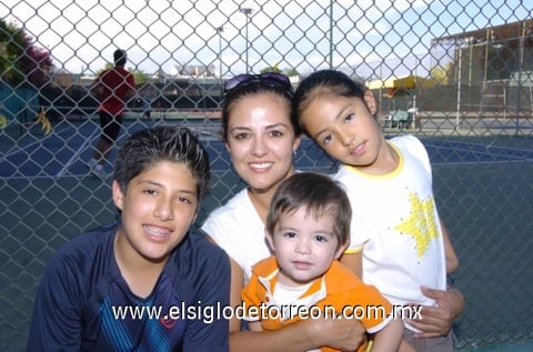 02072009 Gabriela, Mike, Valeria y Fernando.