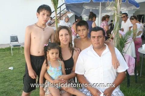 02072009 Sergio López en compañía de su esposa Adriana Moreno y sus hijos, en pasado festejo con motivo del Día del Padre.