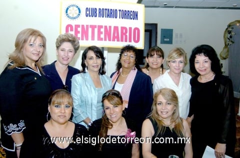 02072009 Cambio de directiva. María de la Luz acompañada de socias, entre ellas se encuentran Lucía Amezcua, Sofía Enríquez, Rosario Rocha, Sandra de la Rosa, María Luisa Madero, Irma Martínez, Trini González, Miri Armendariz y Sandra Monarrez.