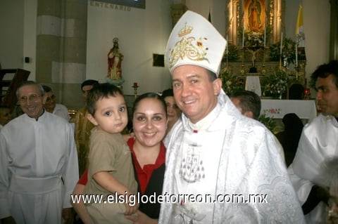 02072009 Feliz. Hace 25 años don  J. Guadalupe Torres Campos, obispo de la diócesis de Gómez Palacio, Dgo.,  se ordenó como sacerdote, ayer celebró la fecha con una misa en la parroquia de Guadalupe; lo acompañan en la fotografía Brenda de Moreno y Nicolás Moreno.