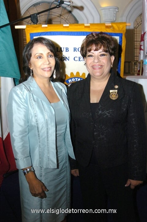 02072009 María Luz Martínez Hernández, presidenta entrante acompañada de Laura Elena Ramos quien le dejó el cargo.