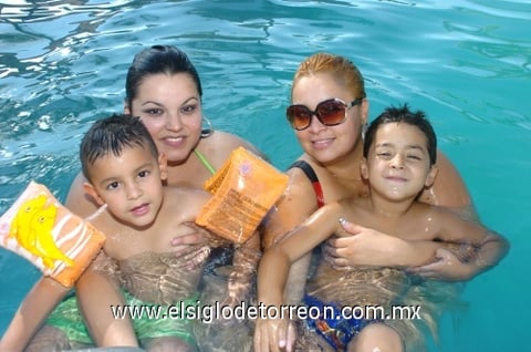 03072009 Fabiola de Ramírez, Claudia de Ramírez, Raúl y Jorge Ramírez.