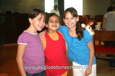 03072009 Lorenza fue despedida por sus primitas Nadia y Sofi, antes de viajar a España.