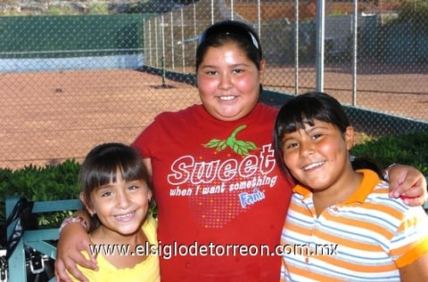 03072009 Sofía Gamero, Regina y Marcela Hernández disfrutaron de un día en el club.
