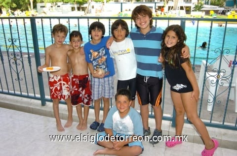 03072009 Ramiro Amezcua celebró su cumpleaños junto a José, Miguel, Javier, Alexia, René y Denís.