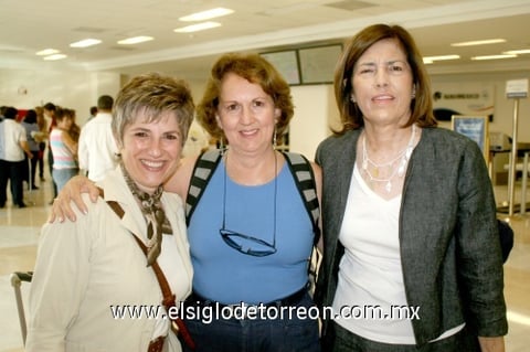 03072009 Ana Kuri y Martha González fueron recibidas en el aeropuerto por Rosario Ramos.