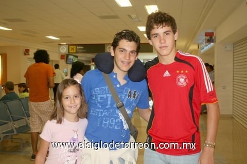 03072009 Isabella y Jorge Montaña recibieron a Eduardo Palacios, quien llegó de Guadalajara.