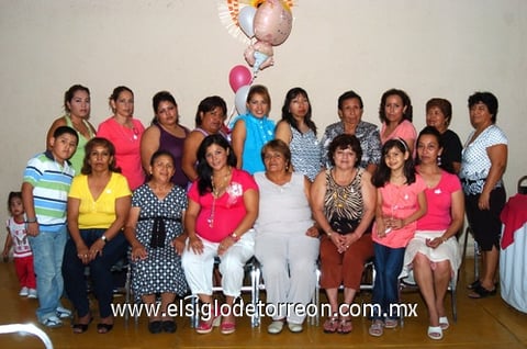 04072009 Rosy Galindo Ordaz rodeada de las damas asistentes a su fiesta de canastilla.