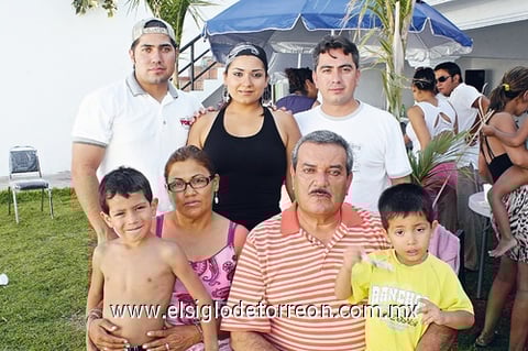06072009 Rubén Jáquez y Gina Barajas con sus hijos Rubí, Jorge, Miguel y sus nietos.