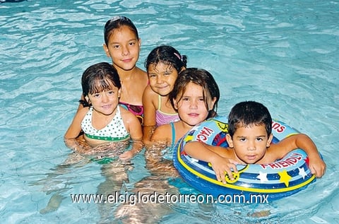 04072009 Dania Amezcua, Karla Gualajara, Miriam Pérez, Blanca Gualajara y Valentín Alvarado.