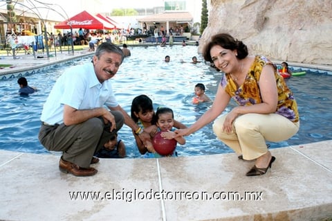 04072009 Diana Sofía Herrera pasó una tarde muy agradable en su cumpleaños junto a sus abuelitos José Jaime Herrera y Lupita Roiz de Herrera.