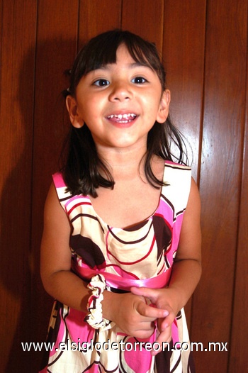 06072009 Ximena Hernández lució feliz en su fiesta de cumpleaños.