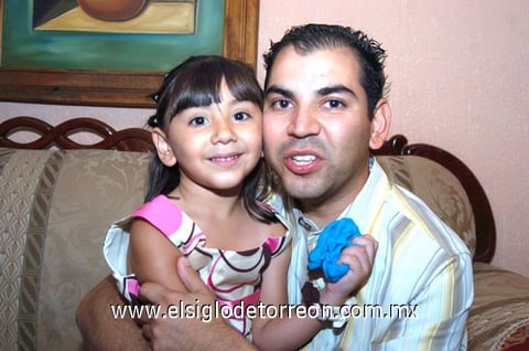 06072009 Xime en compañía de su papá, Sr. Miguel Hernández.