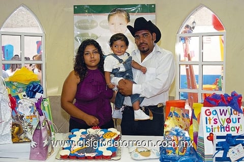 06072009 Carlos Alonso Hernández Acosta en su primer cumpleaños con sus papás Yasmín Acosta de Hernández y Carlos Alonso Hernández.