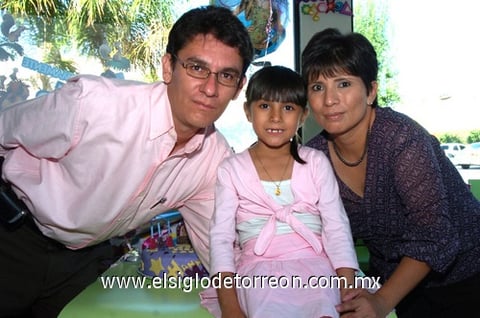 06072009 Paula junto a sus papás Paris Armando Gómez y Yolanda Patricia Palomo.