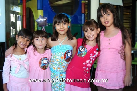 06072009 Festejada. Paula Alejandra Gómez Palomo en la compañía de sus amigas Ana, Lucero, Diana y Andrea. EL SIGLO DE TORREON/JESÚS HERNÁNDEZ