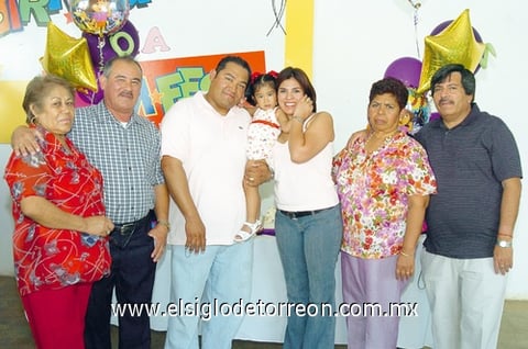 06072009 Sofía Samaniego Martínez en su fiesta de cumpleaños junto a Marta y Manuel Samaniego, Manuel y Selene Samaniego, Nena y Luis Martínez.