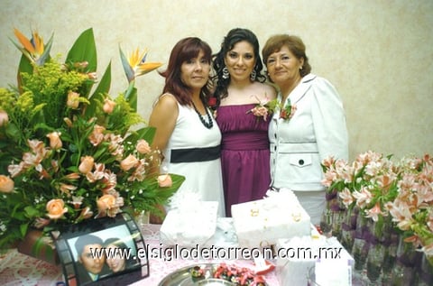 04072009 Yolanda en la compañía de su mamá Eugenia de Martínez y futura  suegra Carolina de Trejo. EL SIGLO DE TORREÓN/JESÚS GALINDO