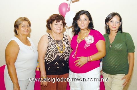 06072009 Rosy Galindo Ordaz junto a las organizadoras de su fiesta de canastilla: Juanita Ordaz, Bertha Alicia Reyes y Alma Angélica.