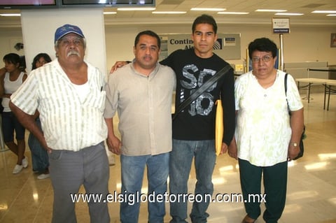 04072009 Arturo Ramírez viajó a Bélgica y fue despedido por Guadalupe Ramírez, Juan Pérez y su papá Pedro Ramírez.