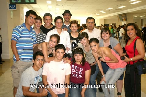 04072009 Joaquín López viajó a Bélgica y fue despedido por familiares y amigos en el aeropuerto.