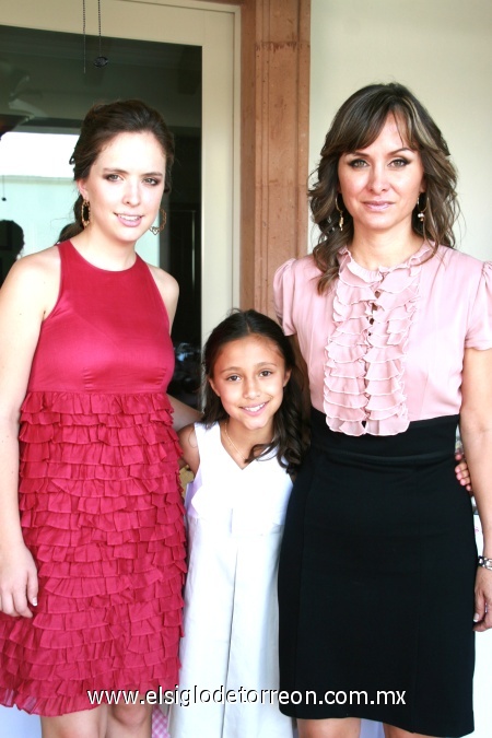 Ana Sofía en compañía de su madrina Diana Castro Alvarado y su mamá Pilar Alvarado de Ramírez.