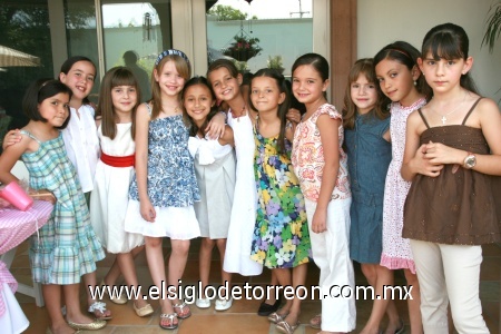 Su primer hostia
Acompañada por sus primas, Ana Sofía Ramírez Alvarado fue captada durante su festejo.