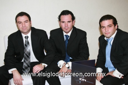 Carlos Salmón, Víctor Larregui y Daniel Stancato, fueron captados disfrutando de un brindis momentos antes de la presentación del Bllet llevado a cabo en teatro, en reciente fecha, a donde acudieron para divertirse.