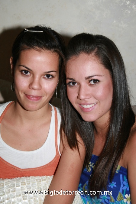 Daniela Martínez y Adriana Sosa acudieron a la merienda que le fue ofrecida a su amiga Luzma Acuña.