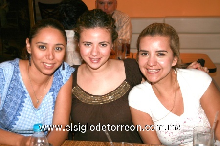 Nydia Rocha,Yunue Acuña y Martha Ramírez.