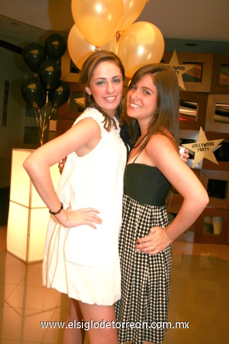 Isabel Muñoz y Anafer Santoyo fueron captadas por la lente de Rostros, pasando una divertida noche en reciente graduación.