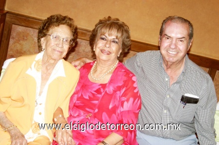 María Cristina Saucedo de Dávila junto a sus hermanos María de Jesús y Leonsio.