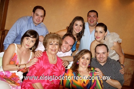 Festeja en familia
María Cristina Saucedo de Dávila en compañía de sus nietos Mayra Elena,Nidia Edith, Silvia Cristina, Antonio, Javier Alonso, Alejandro, Abraham y Sarahí.