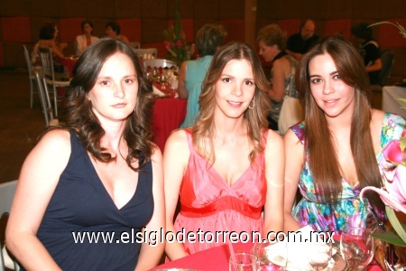 Maite, Ale y María Rosa, en la despedida de Ana Lucía.