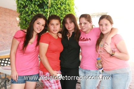 Cecy Verdeja, Yazbin Stackfole, Araceli Carmona, Karla Camacho y Andrea Camacho, durante la Feria de Negocios que se llevó a cabo en las instalaciones de la UVM.