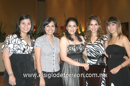 Futura contrayente
Sara Jardón, Valeria Escamilla, la festejada Patricia Zermeño, Gaby Alvarado y Ana Luisa Amador, en despedida de soltera.