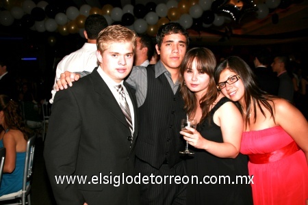 En pareja. Alejandro, Mauricio, Araceli y Maribel.