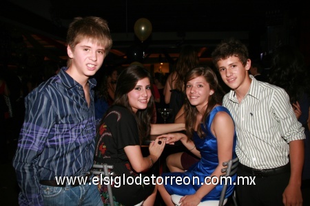En pareja. Adrián Gallegos, Daniela Santelices, Camila Batarse y Andrés Royo, celebraron durante la graduación del Colegio Inglés.