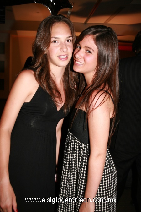 Isabella Veyán y Anafer Santoyo, disfrutando entre amigas de una noche de fin de cursos.