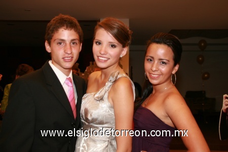 Celebración. Archy, Ana Lorena y Karla, disfrutando en la graduación del colegio Inglés.