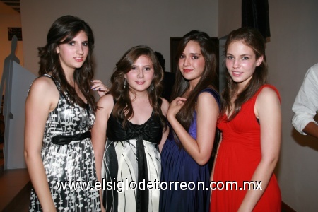 Graduadas. Luly Marcos, Érika Marcos, Daniela Valencia y Ángela Cuerda.