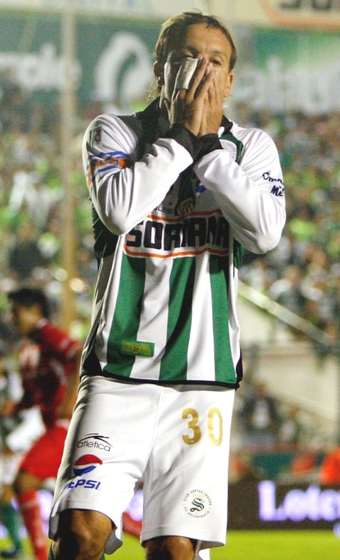 Versátil jugador en el ataque, de gran potencia al arrancar con el balón dominado, hábil en la conducción y oportuno para elegir dar servicios