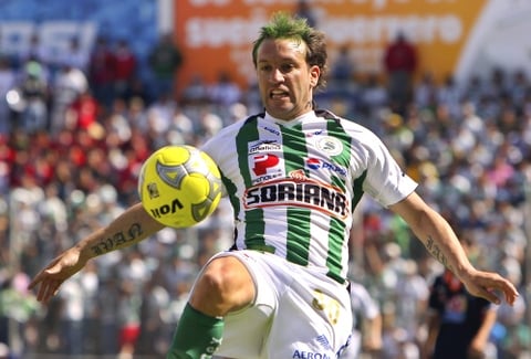 'Tengo contrato, así que tengan la seguridad de que voy a estar acá', dijo Vuoso al final del entrenamiento. 'Ya acepté la propuesta y me rebajé a lo que querían... ahora está en ellos'.