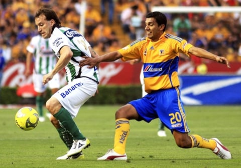 La dirigencia de Santos anunció que el jugador saldría del equipo debido a que no habían llegado a un acuerdo para la extensión de contrato y que su futuro estaría fuera del país debido a que las transacciones de jugadores entre equipos locales ya pasó.