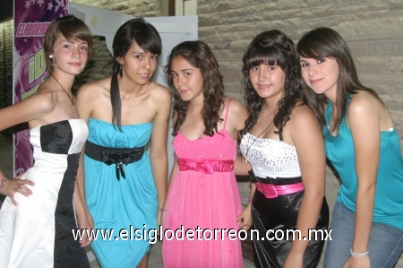 Dulces quince
Mary Morato, Denisse Padilla, Nicole Morato, Denisse Morato y Mariana Cuevas, amigas de Bárbara Jardón Santibáñez quienes asistieron a su fiesta de XV.