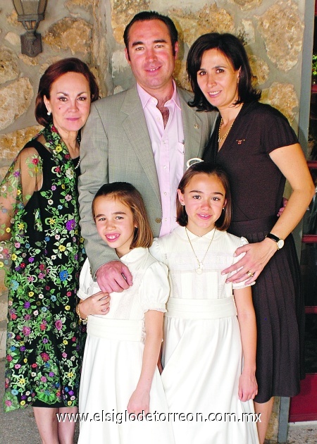 Las niñas Fernanda y Arantza en compañía de su abuela Yeye Romo Zozaya y sus padres Ricardo y María Fernanda en la celebración de la Primera Comunión, a la que asistieron familiares y amistades allegadas de los anfitriones.