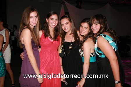 Entre amigas. Ana Lorena, Natalia, Mayté, Anafer y Crisanta.